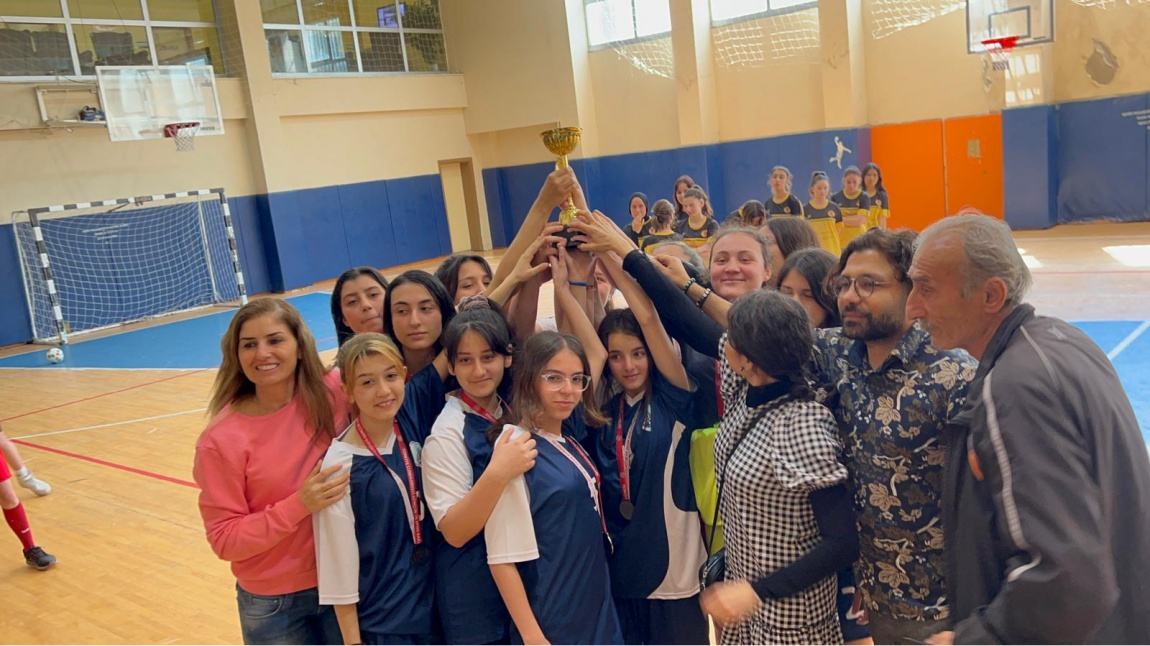 Okul Futsal takımımız Sarıyer Okulu Sporları finalinde ilçe ikincisi oldu.